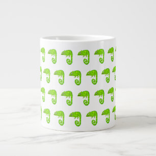 Groene schattige kameleon grote koffiekop
