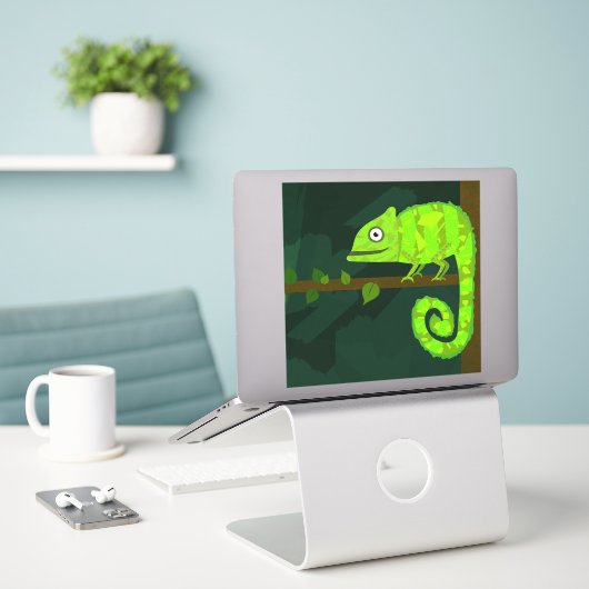 Groene schattige kameleon sticker (Laptop op bureau)