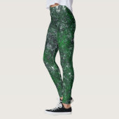Groene schimmel op witachtige grijze rots- of boom leggings (Links)