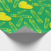 Groene school inpakpapier met hart en potloden (Hoek)