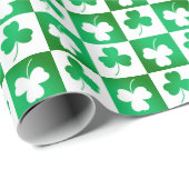 Groene Shamrock Klaver op Checkerboard Irish Party Cadeaupapier (Rol Hoek)