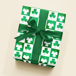 Groene Shamrock Klaver op Checkerboard Irish Party Cadeaupapier