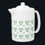 Groene Shamrocks Circles Pattern Theepot<br><div class="desc">Shamrocken in groenen vormen een cirkel met een creëer--patroon met een gelukkig achtergrondpatroon. Klik op Aanpassen om jouw naam of persoonlijk bericht toe te voegen.</div>