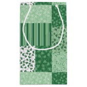 Groene Shamrocks Faux Patchwork Kleine Gift Bag Klein Cadeauzakje (Achterkant)