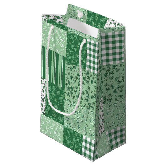 Groene Shamrocks Faux Patchwork Kleine Gift Bag Klein Cadeauzakje (Voorkant Gekanteld)