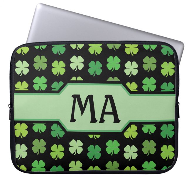 Groene shamrocks met monogram-initialen  laptop sleeve (Voorkant)