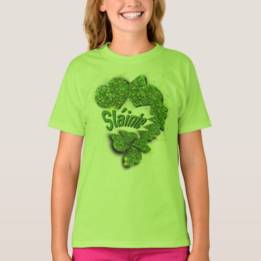 Groene Shamrocks sprankelende glitterharten Shaint T-shirt (Voorkant)