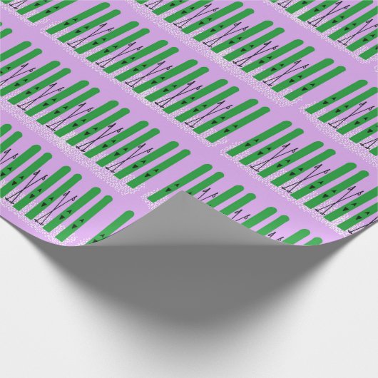 Groene ski's op paarse achtergrond inpakpapier. cadeaupapier (Hoek)