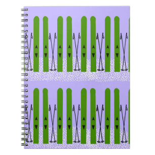 Groene ski's op paarse notitieboek