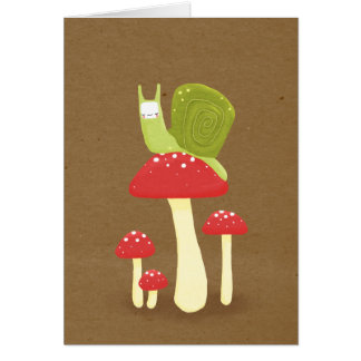 Groene slak op rode gespikkelde paddenstoelen