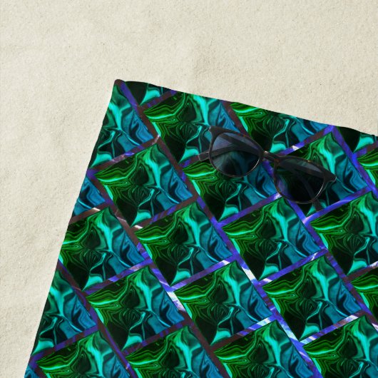 Groene smaragden en krommen onder nikkelrooster strandlaken (In situ)