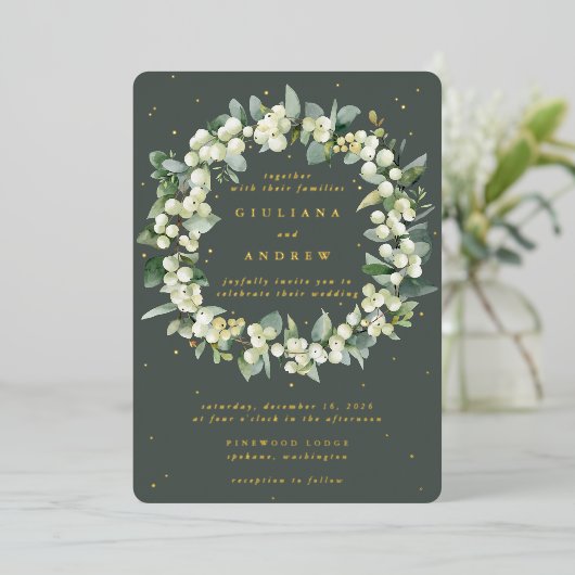 Groene Sneeuwbes + Eucalyptus Krans Winter Wedding Folie Uitnodiging (Staand Voorkant)