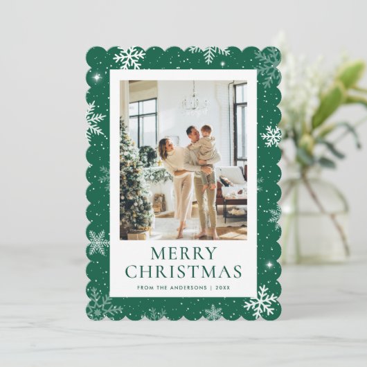 Groene Snowy Merry Christmas Snowflake Foto Feestdagenkaart (Staand voorkant)