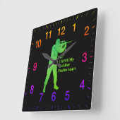 Groene soldeersniper met regenbooggetallen vierkante klok (Hoek)