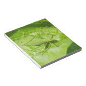 Groene sprinkhaan camouflage notitieblok (Schuin)