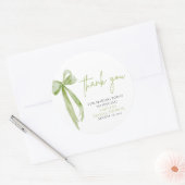 Groene strik Zij is bezig met de voorbereidingen v Ronde Sticker (Envelop)