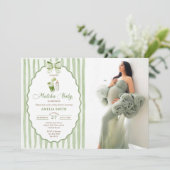Groene strikstrepen Matcha babyshower uitnodiging (Staand voorkant)