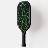 Groene takjes op zwart pickleball paddle (Links)