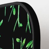 Groene takjes op zwart pickleball paddle (Links Detail)