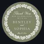 Groene Talavera Tegel Spaans Fiesta Wedding Favori Ronde Sticker<br><div class="desc">Iedereen houdt van een feest! Dit collectie is een verbluffende mix van elegantie en cultureel erfgoed, geïnspireerd op de traditionele Mexicaanse Talavera-tegel. De aardse olijfgroene Terracotta bloemrand straalt sophisticatie en een vleugje feestelijke charme uit, waardoor het perfect is voor uw Spaanse of Mexicaanse geïnspireerde feest. Of u nu een groot...</div>