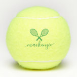 Groene Tennis Racquets met naam gepersonaliseerd Tennisballen<br><div class="desc">Eigen groene tennisballen die met gepersonaliseerde naam of om het even welke tekst in een vrouwelijke gierig en modern  manuscriptdoopvont worden gedrukt en twee gekruiste tennisracketmonogram. Elke vrouwelijke tennisspeler zou het op prijs stellen als deze moderne monogrammed-praktijkballen als geschenk worden gezien.</div>