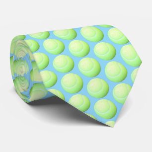 Groene tennisballen tegen lichtblauw stropdas