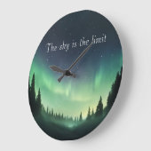 Groene tinten van het noorderlicht nachtelijke hem grote klok (Hoek)