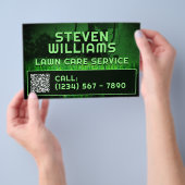 Groene tonige grasmaaien flyer (Hand)