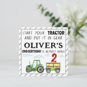 Groene tractor 2e verjaardag jongen uitnodigingska kaart (Staand voorkant)