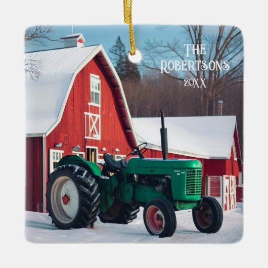 Groene Tractor en Rode Schuur Keramisch Ornament (Voorkant)