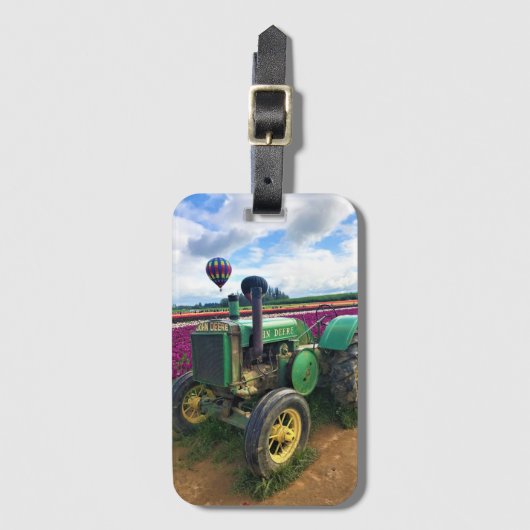 Groene tractor in tulpenveld, Oregon Bagagelabel (Voorkant (verticaal))