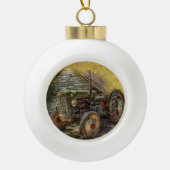  groene tractor Rustic Old Barn Keramische Bal Ornament (Voorkant)