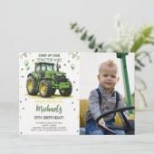 Groene tractor thema verjaardagsfeest foto kaart (Staand voorkant)