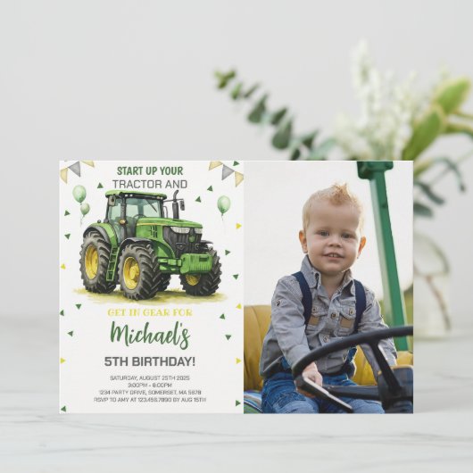 Groene tractor thema verjaardagsfeest foto kaart (Staand voorkant)