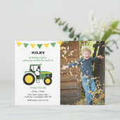 Groene tractor verjaardagsfeestje uitnodigen met f kaart (Staand voorkant)