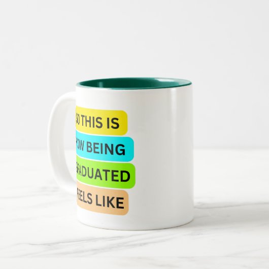Groene tweetonige mok SO_THIS_IS_HOW_BEING_GRADUAT (Voorkant links)
