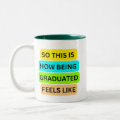 Groene tweetonige mok SO_THIS_IS_HOW_BEING_GRADUAT (Links)