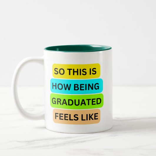 Groene tweetonige mok SO_THIS_IS_HOW_BEING_GRADUAT (Links)