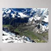 Groene vallei bij de Schilthorn-berg Poster (Voorkant)