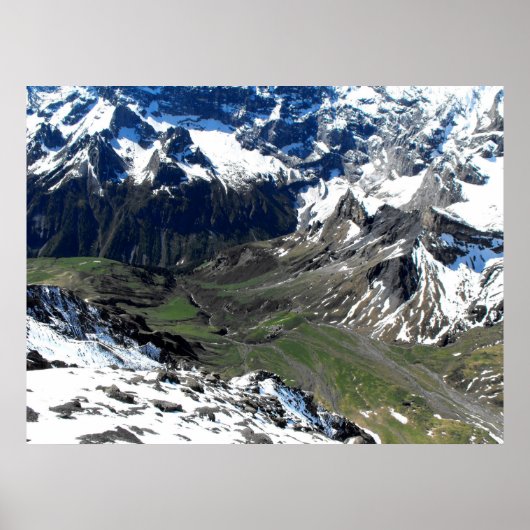 Groene vallei bij de Schilthorn-berg Poster (Voorkant)