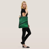 Groene veer, mooie patroontextuur. tote bag (Op model)