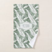 Groene Veren Delicate Grijze Geborduurde Initialen Bad Handdoek (Handdoek)