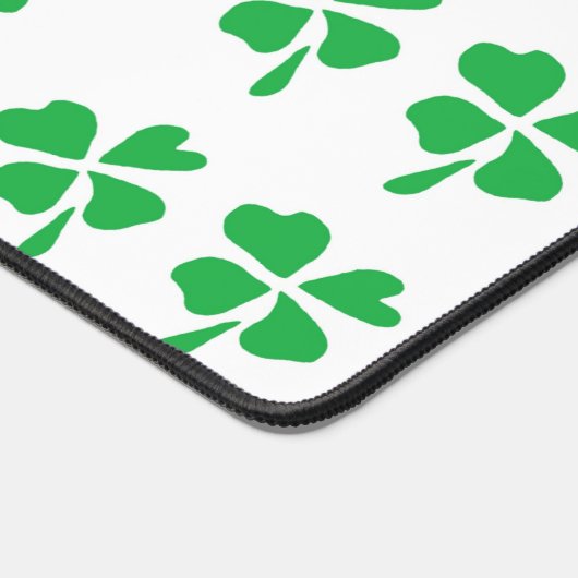 Groene vier klaverbladeren wit bureaumat (Hoek)