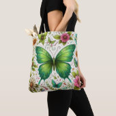 Groene vlinder omringd door bloemen tote bag (Dichtbij)