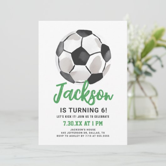 Groene Voetbal Jongen Verjaardag Uitnodiging (Staand voorkant)