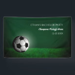 Groene Voetbal Verjaardag / Bachelorfeest Spandoek<br><div class="desc">Dit ontwerp bevat een weelderig groen voetbalveld, verlicht door warm zonlicht, met een fijn gedetailleerde voetbal als middelpunt. Perfect voor elke voetbalfan, dit ontwerp vangt de opwinding van het spel - voetbal of zaalvoetbal. Vier de aanstaande bruidegom met een dag gevuld met kameraadschap, plezier en de mooie spel—voetbal. Ideaal voor...</div>