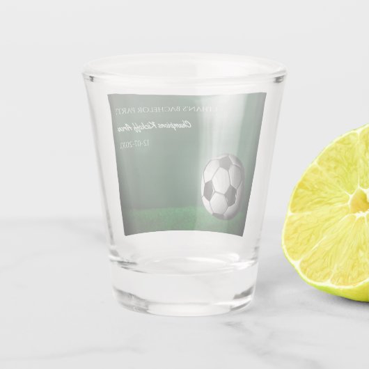 Groene Voetbal Verjaardag / Jonggezellenfeest Shot Glas (Achterkant)