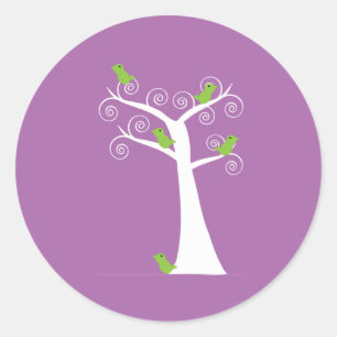 Groene vogels in een fantasievolle spiraalboom op ronde sticker
