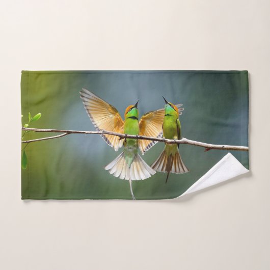 Groene vogels spelen in de bomen fotografie handdoek (Handdoek)