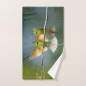 Groene vogels spelen in de bomen fotografie handdoek (Handdoek)